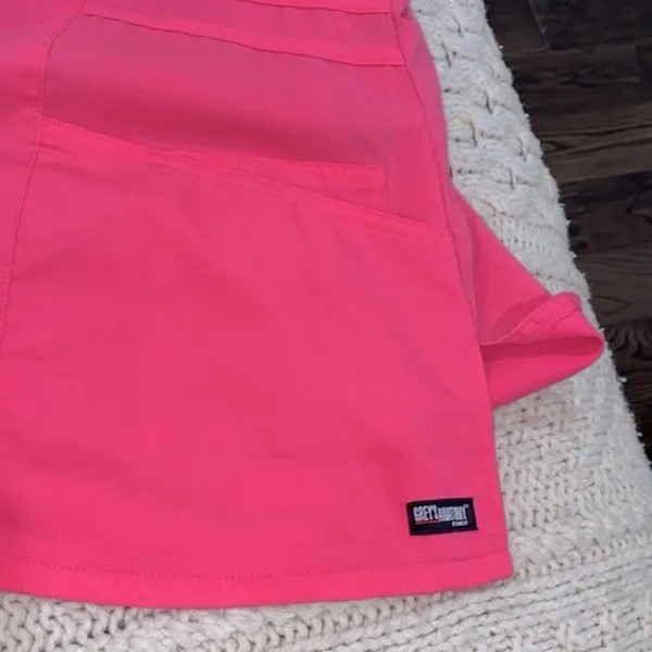 Greys Anatomy pink nurses scrub top size large - Image 6