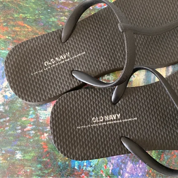 •Old Navy flip flops• Size 6 - Image 5