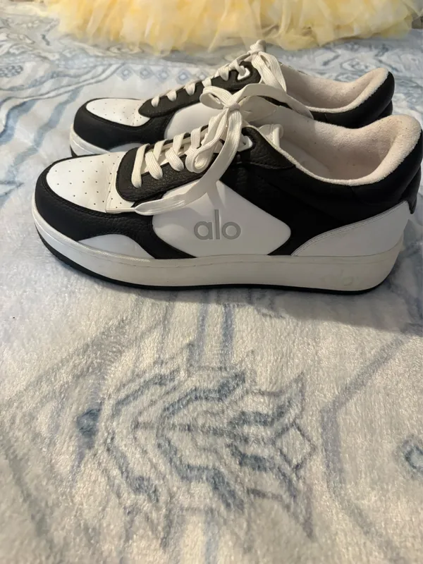 Alo Yoga Sneakers - Image 2