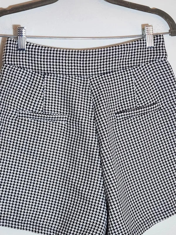 TCEC Black and White Houndstooth High Waist Shorts Size Medium - Image 5