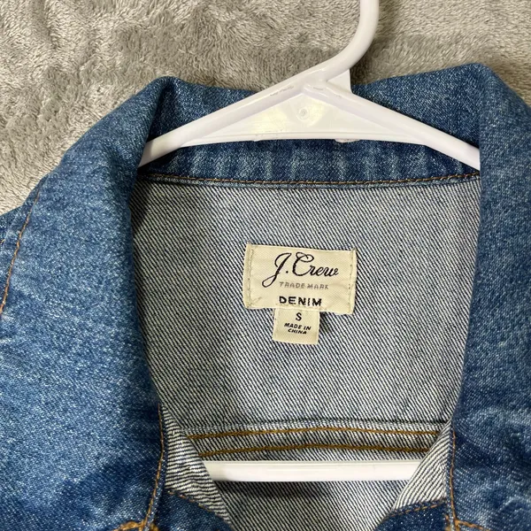 J.Crew Classic Denim Jacket Small Wash Fitted Button Front Trucker Style Classic - Image 3