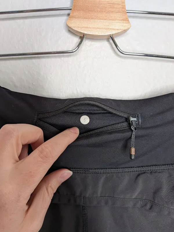 Lululemon Womens Black Running Shorts Size 6 4" inseam - Image 7