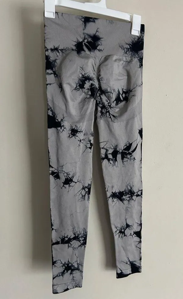 Tie dye scrunch butt leggings size M - Image 2