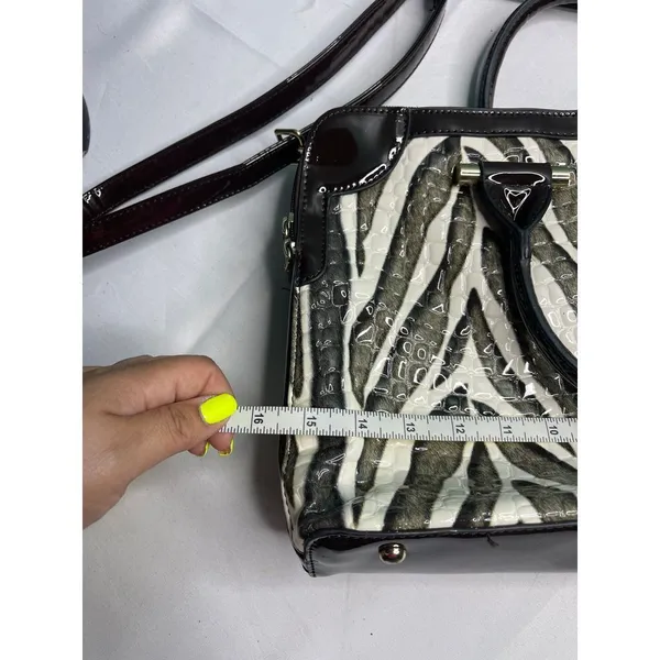 Stylish Zebra-Print‎ Crossbody Bag - Image 3
