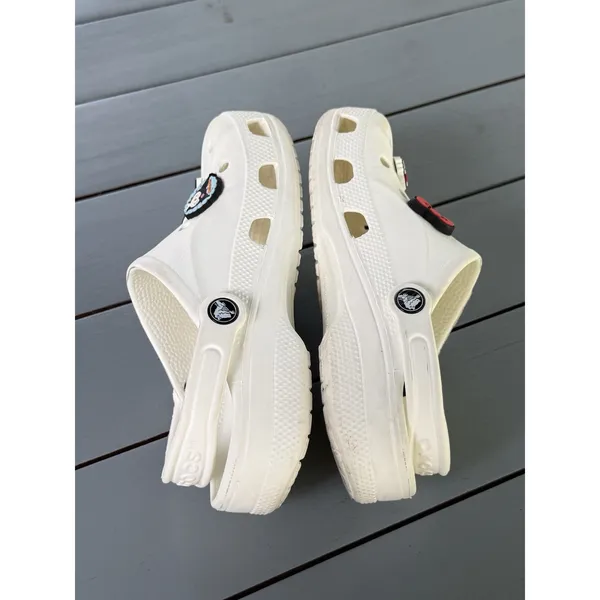 ⁠Crocs Classic Clogs White Women 6 Men 4 Sanrio Hello Kitty Charms⁠ Unisex - Image 4