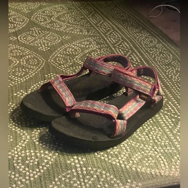 Teva HIKING sandals sz 9 - Image 2