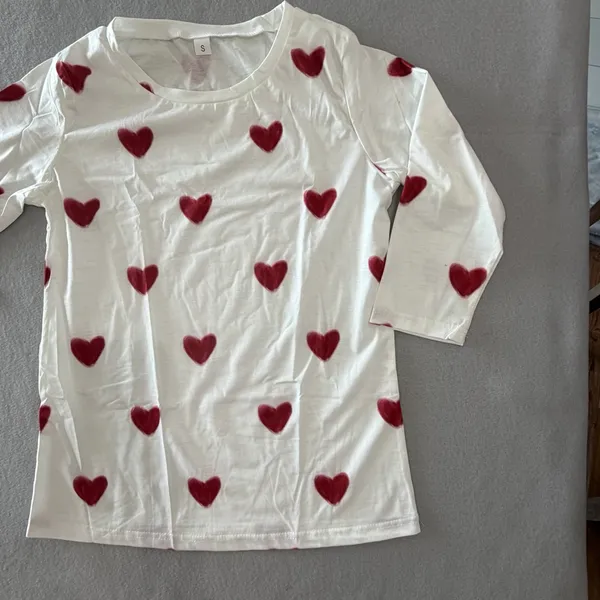 Women's 3/4 Sleeve White and Red Heart Top Size Size S #260568 - Image 3