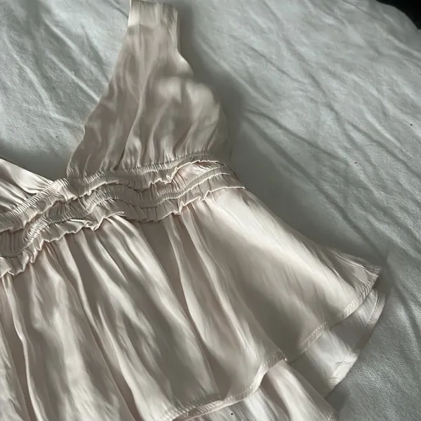 NWT Storia Champagne Plunge Neck Silky Top‎ - Image 5