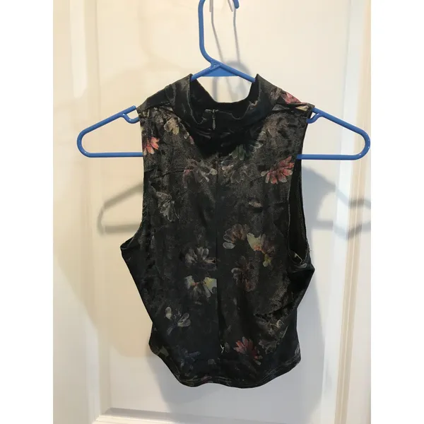 POL Sleeveless Mock-Neck Floral Velvet Crop Top Size Small NWT - Image 2