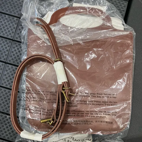 Madewell toggle crossbody bag in cherry wood leather - Image 4