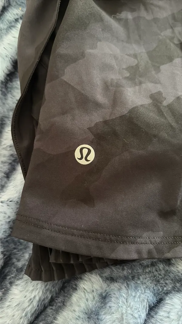 Lululemon Skirt Black Camo Size 6 - Image 2