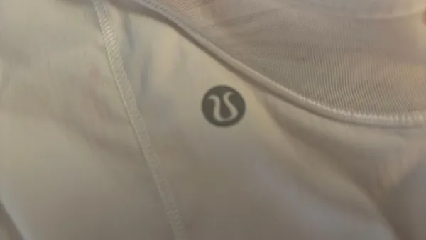 Lululemon Hotty Hot Shorts 2.5" High-Rise white - Image 2