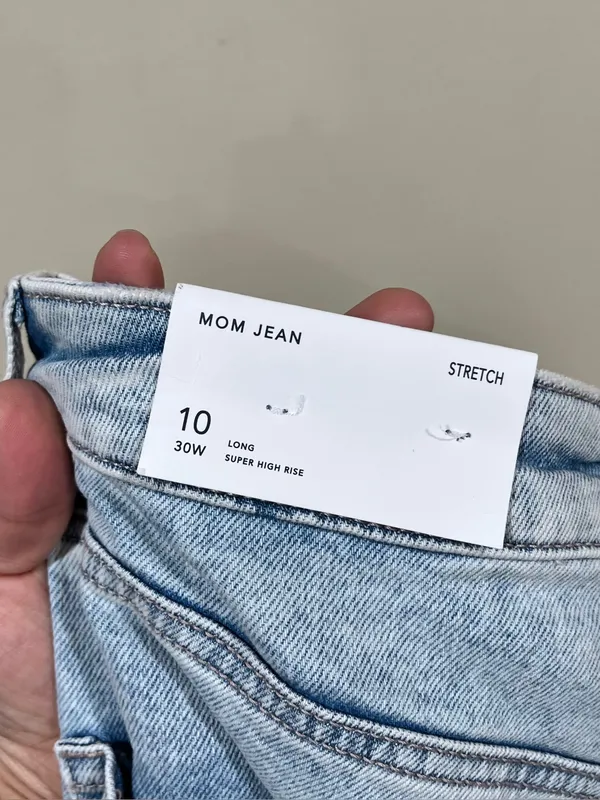 NWT American Eagle Stretch Mom Jean size 10 Long light wash 30W - Image 9