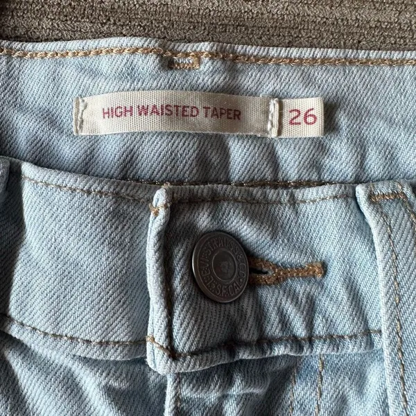 Levi’s high waisted taper jeans 26 light wash - Image 5