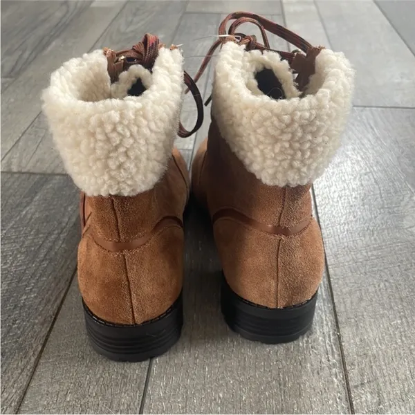 Crown & Ivy Size 7.5 Sherpa Lined Lace Up Boots. - Image 3