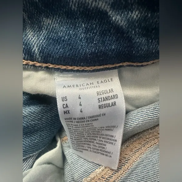 American Eagle strigid mom jeans size 4 regular - Image 3