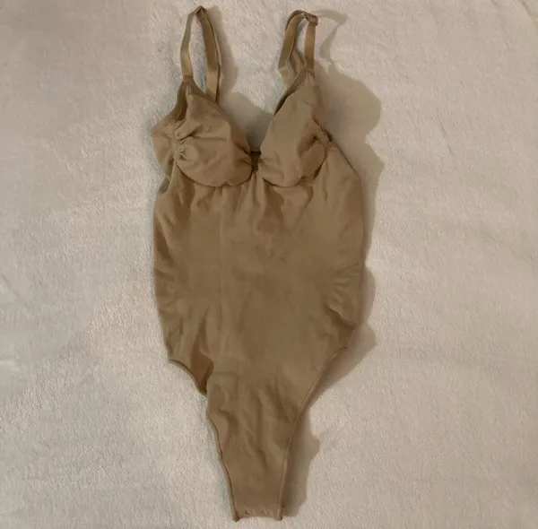 SKIMS Low Back Sculpting Bodysuit M - Image 3