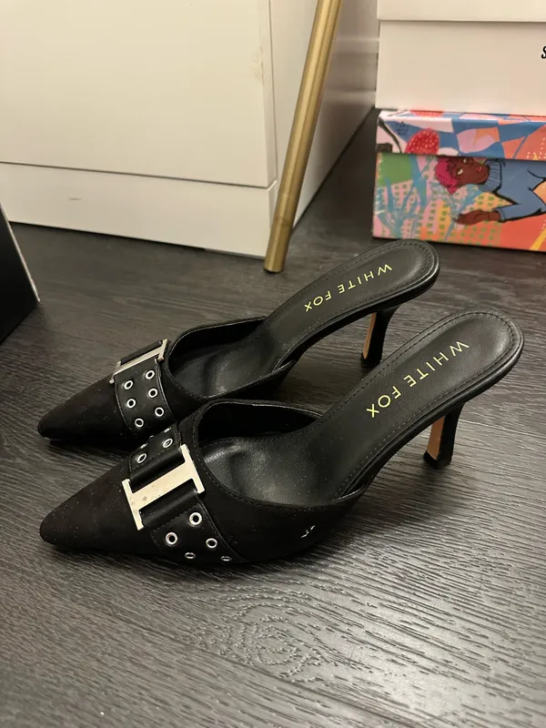 White fox closed toe black heels - Image 2