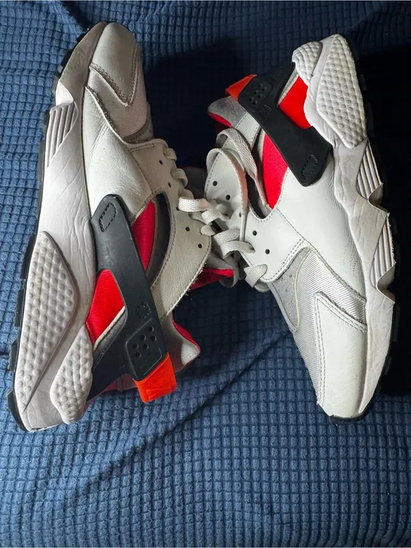 Nike Air Hurrache White Sneakers with Bright Red Accents - Image 4