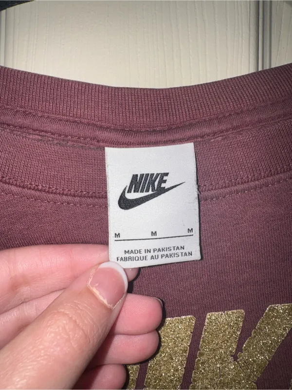 Nike Women's Crewneck Sweatshirt with Gold Logo - Image 3