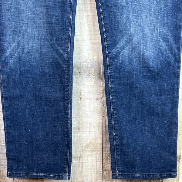 Wrangler Size 8 Medium Straight Leg Medium Blue Denim Wash Jeans w/5 Poc… - Image 3