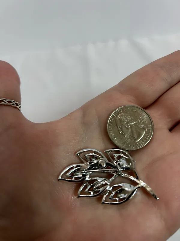 Silver tone brooch with leaves - Image 2