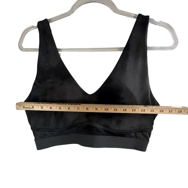 Fabletics Onyx Smudge V Neck Strappy Back M Support Sports Bra L‎ Diamond Dye - Image 5
