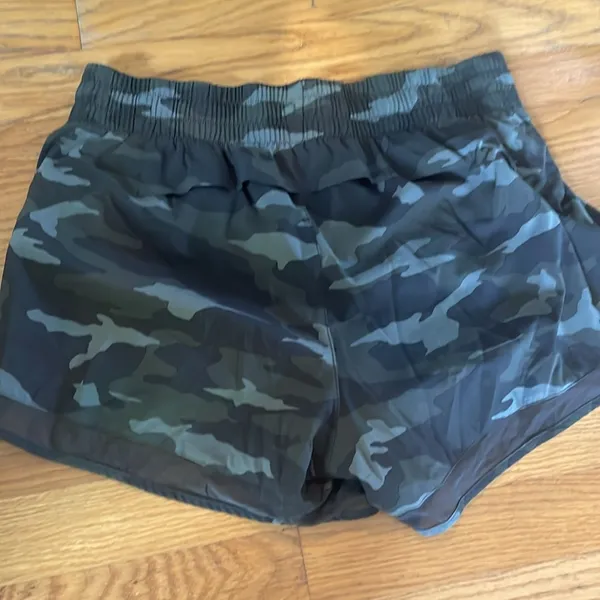 Athleta Mesh racer run short 4” - Image 3