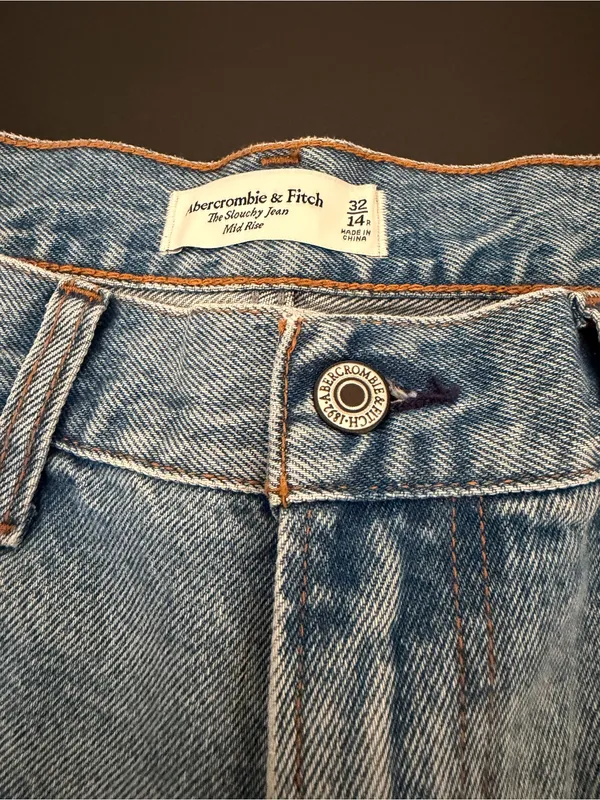 Abercrombie & Fitch Light Wash Mid Rise Slouchy Jean NWT Size 14 - Image 3