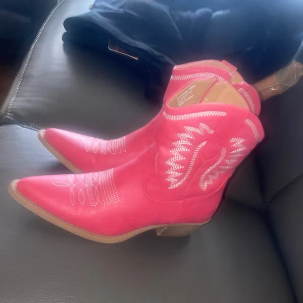 Red Cowboy Boots Size 9 - Image 4
