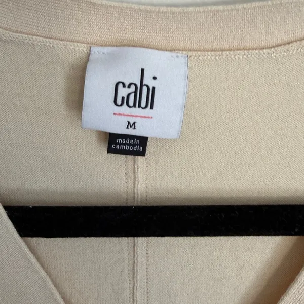 Cabi Vneck short sleeve cream sweater size medium - Image 2