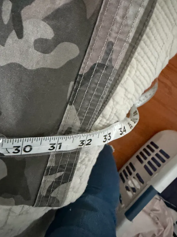 Abercrombie and fitch camo high rise cargo pants size 6l - Image 4