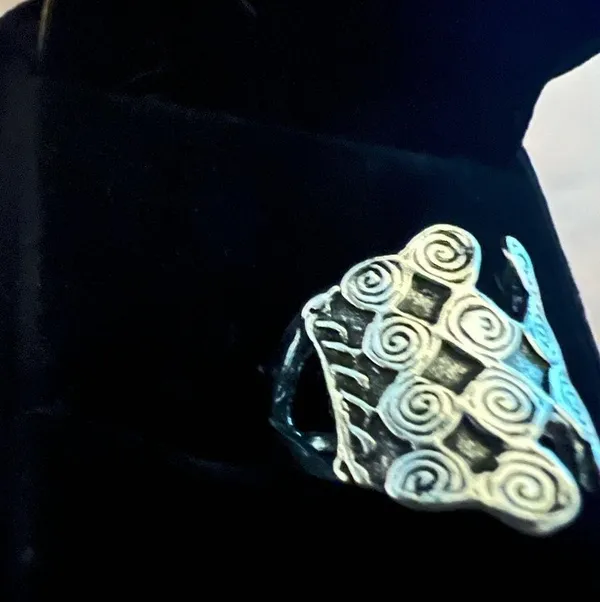 Women’s Stainless Steel Silver Unique Design Ring Size 7 - Image 3