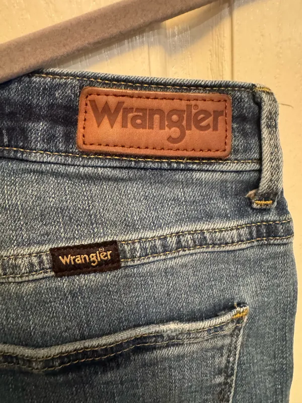 Wrangler Women's High Rise Straight Crop Blue Jeans (Sz 6x26) - Image 5