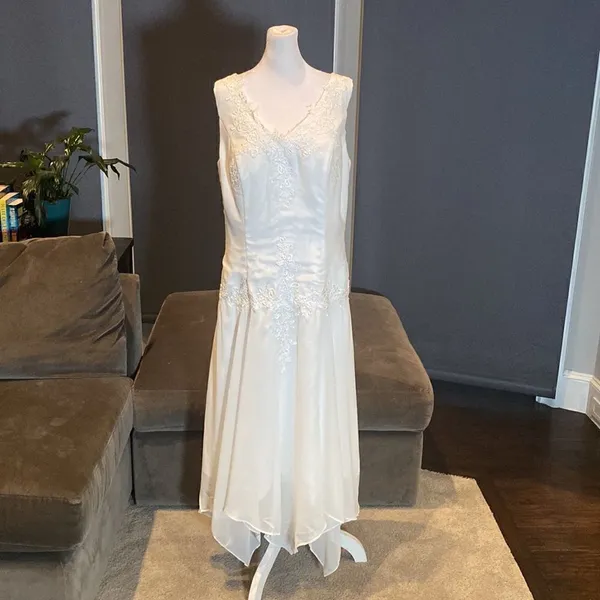 Women’s White Chiffon Formal Dress Floral Lace Detail & Matching Jacket Size 14 - Image 2