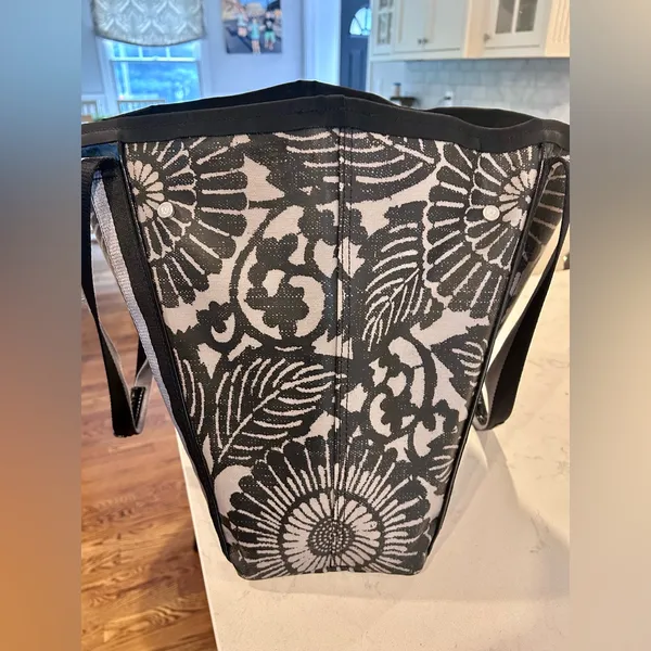 Lululemon Athletica Black and Grey Gym or Beach Tote - Image 10