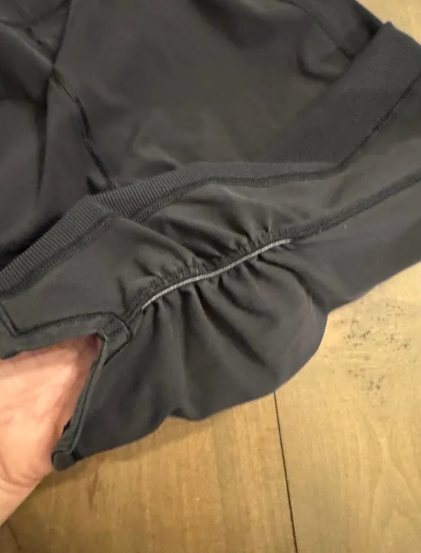 Lululemon Size 4 Black Leggings Ruched Bottom - Image 4