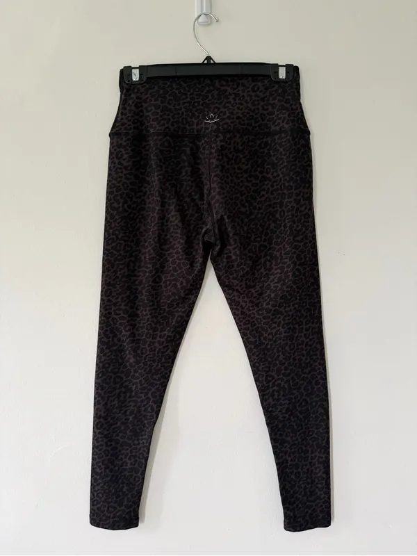 Beyond Yoga SoftMark High Waisted Midi Leggings in Espresso Leopard Size Large - Image 9