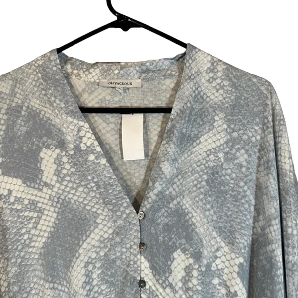 Olivaceous Blue & White Print Button Down Knot Front Blouse Women Sz M - Image 4