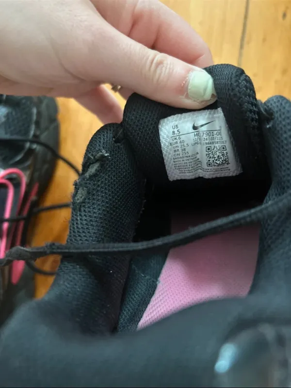 Nike v5 nr in the black and pink 8.5 sneakers - Image 4
