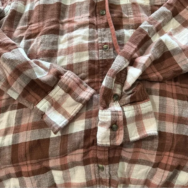 American Eagle women's size small pink and cream plaid flannel with hood - Image 3