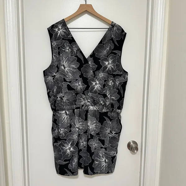 LOFT |‎ NWT Women's Black White Floral V-Neck Sleeveless Romper, Size XL - Image 2