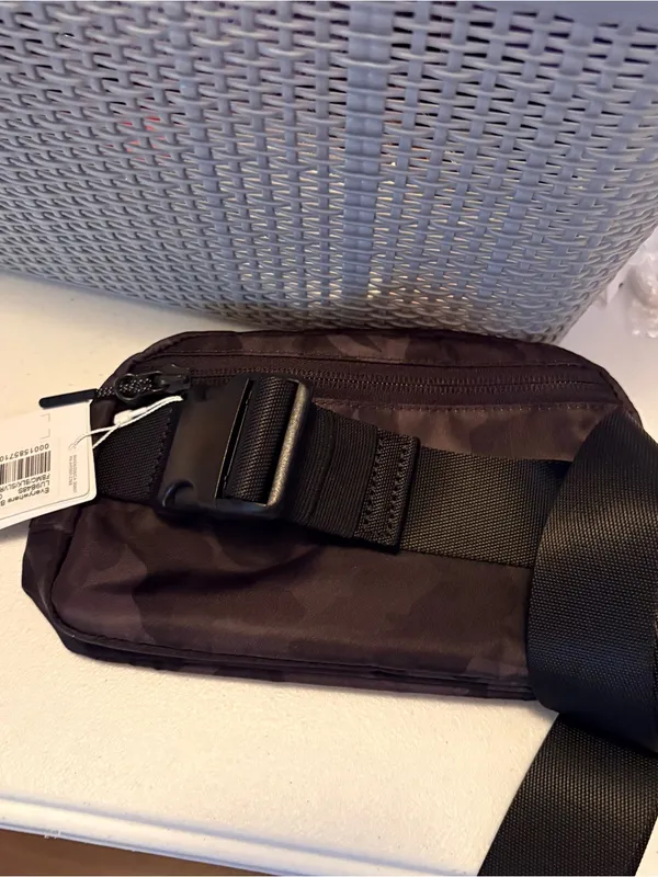 Lululemon Everywhere Belt Bag: Faded Brush Multi Camo / Black / Silver - Image 2