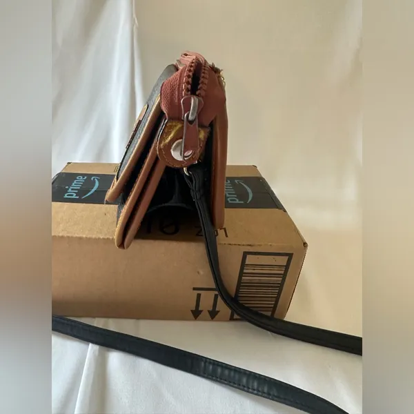 Vintage Dooney & Bourke Black & Brown Fold Over Leather Crossbody Shoulder Bag - Image 5