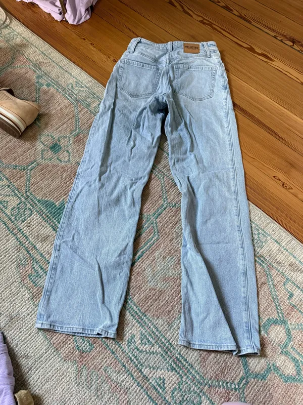 light washed Hollister jeans - Image 2