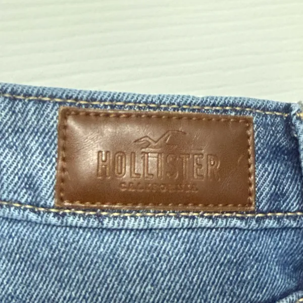 Hollister Ripped Ultra High-Rise mom Jeans 9R - Image 4
