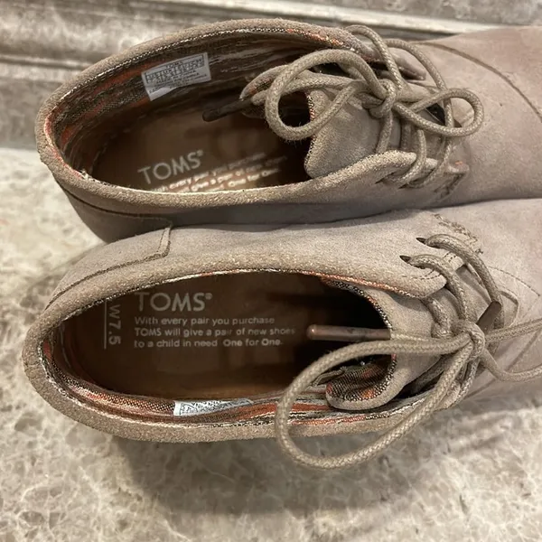 Toms Kala Desert Wedge Bootie Size 7.5 Suede Taupe Lace Up Boot - Image 14