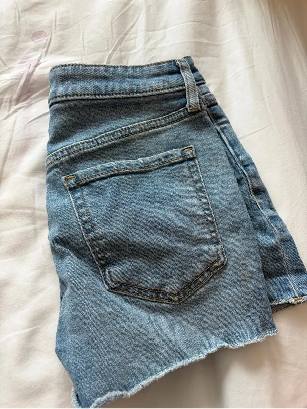 Old Navy Washed Blue Mid-Rise Denim Shorts - Image 4