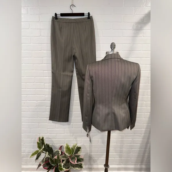 Le Suit New With Tags Women’s Latte Tan Pinstripe Blazer and Pants Suit Set - Image 4