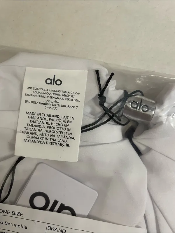 Alo Yoga NWT Bead it Oversized White Scrunchie Hair Tie with Brand Accent - Image 5